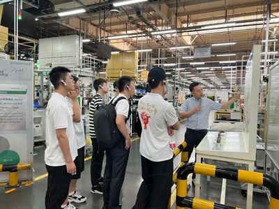 清華大學研學團到訪舍弗勒南京工廠參觀交流，深化技術(shù)合作與人才培養(yǎng)